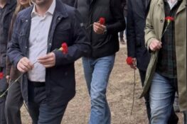Κόντρα Γεωργιάδη – ΠΑΣΟΚ για το «κόκκινο γαρύφαλλο» του Νίκου Ανδρουλάκη
