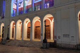 Πάτρα: Το δημοτικό θέατρο “Απόλλων” φωταγωγείται για τη Νευροϊνωμάτωση