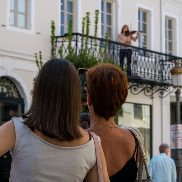 Artwalk 11: Τι θα γινόταν αν, για μία βραδιά, η πόλη σταματούσε να είναι απλώς το σκηνικό της καθημερινότητάς μας;