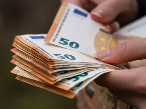 Σε εξέλιξη η ψηφοφορία για το νέο ευρώ – Μέχρι πότε μπορούν να ψηφίσουν οι πολίτες της ευρωζώνης