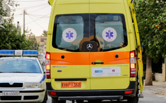 Βοηθούσε γυναίκα να παρκάρει και βρέθηκε διασωληνωμένος