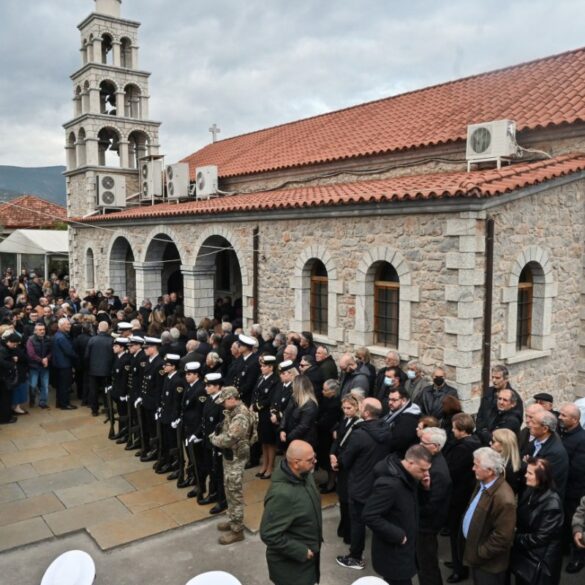 Παράλιο Άστρος: Το τελευταίο αντίο στον 53χρονο λιμενικό – Ο Κικίλιας ζήτησε να «υιοθετήσει» η Βουλή το παιδί του