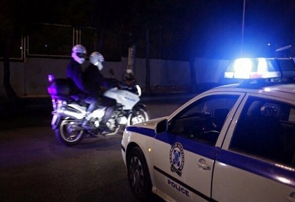 Κινηματογραφική καταδίωξη από τα Μέγαρα στο Αντίρριο: Έσπασε τα διόδια, μπήκε ανάποδα στη Γέφυρα και εμβόλισε περιπολικό