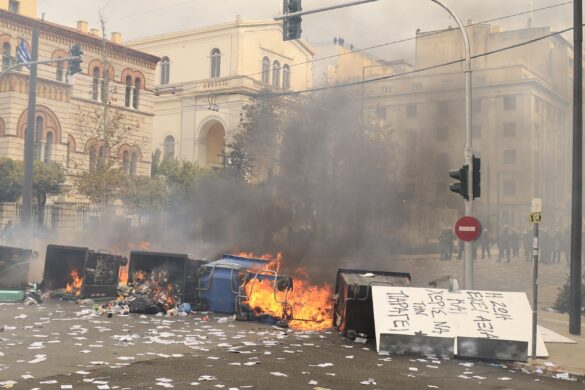 Συγκέντρωση για Τέμπη – Σε τέσσερα μέτωπα τα επεισόδια στο κέντρο της Αθήνας