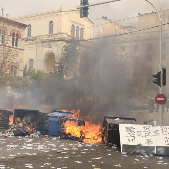 Συγκέντρωση για Τέμπη – Σε τέσσερα μέτωπα τα επεισόδια στο κέντρο της Αθήνας