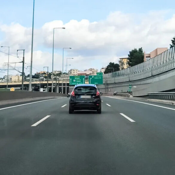 Συνελήφθη 90χρονος που οδηγούσε στο αντίθετο ρεύμα της Αττικής Οδού – Είχε ληγμένη άδεια οδήγησης από το 2018