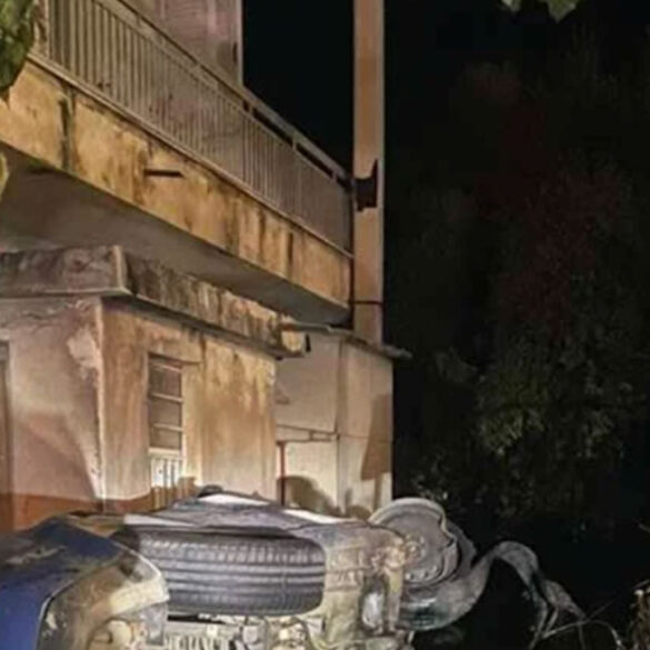 Πάτρα: ΙΧ… μπούκαρε σε αυλή σπιτιού και έπιασε φωτιά!