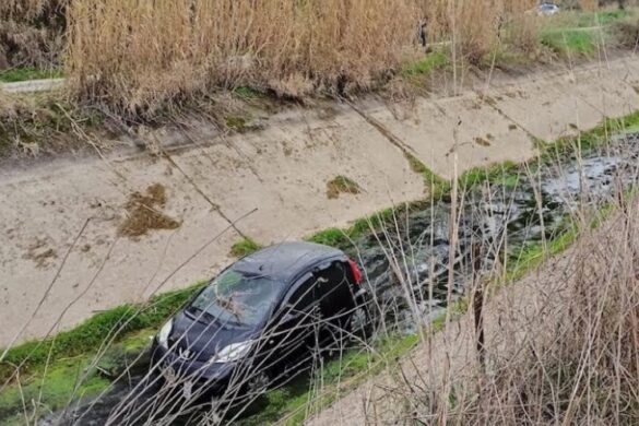 Αγρίνιο: Αυτοκίνητο έπεσε μέσα σε αύλακα