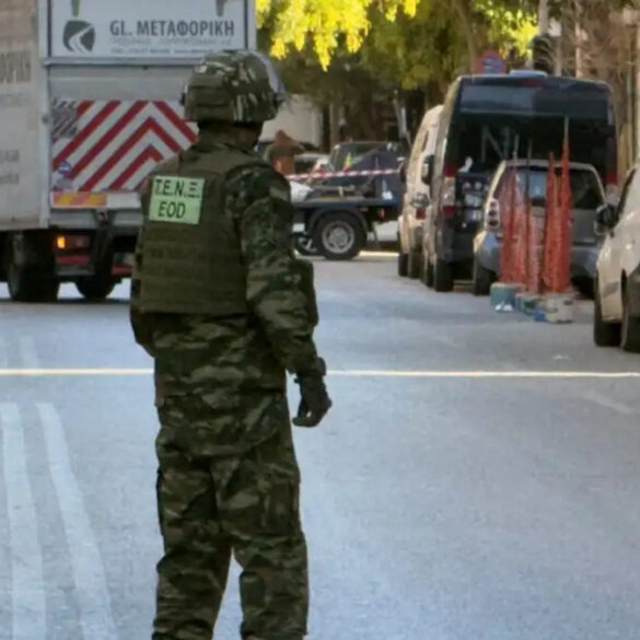 Πέταξαν χειροβομβίδα έξω από καφέ στο κέντρο της Αθήνας: ΤΕΕΜ στο σημείο
