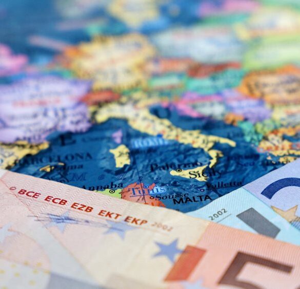 Δείκτες PMI: Πάτησε γκάζι η ανάπτυξη τον Μάιο και σκαρφάλωσε σε υψηλό ενός έτους