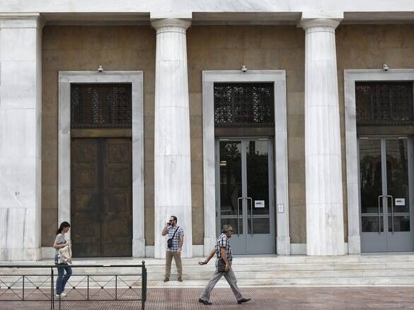 Επιτόκια: Πόσο ανεβαίνει η δόση στα στεγαστικά δάνεια – Πάνω από έναν μισθό η ετήσια επιβάρυνση
