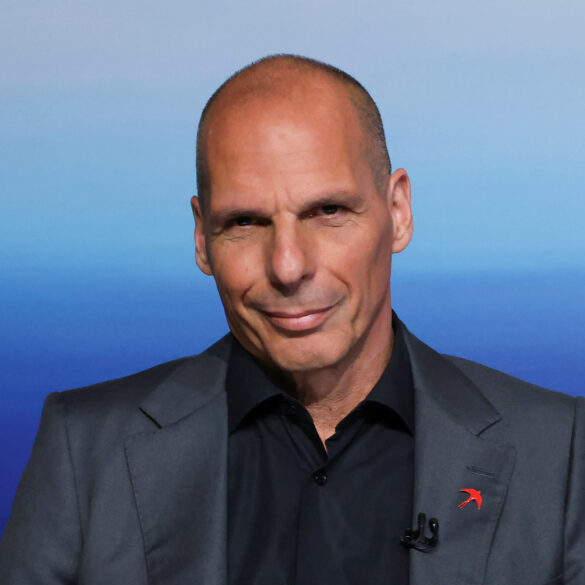 Ο Γιάνης Βαρουφάκης χορεύει techno στη Μόσχα (ΒΙΝΤΕΟ)