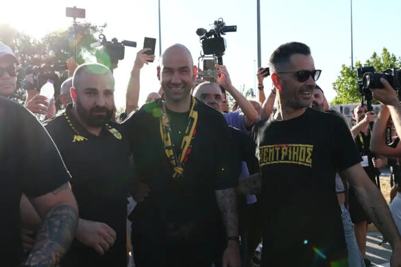 Χιλιάδες φίλοι του Άρη υποδέχθηκαν τον Σπανούλη στο αεροδρόμιο “Μακεδονία”