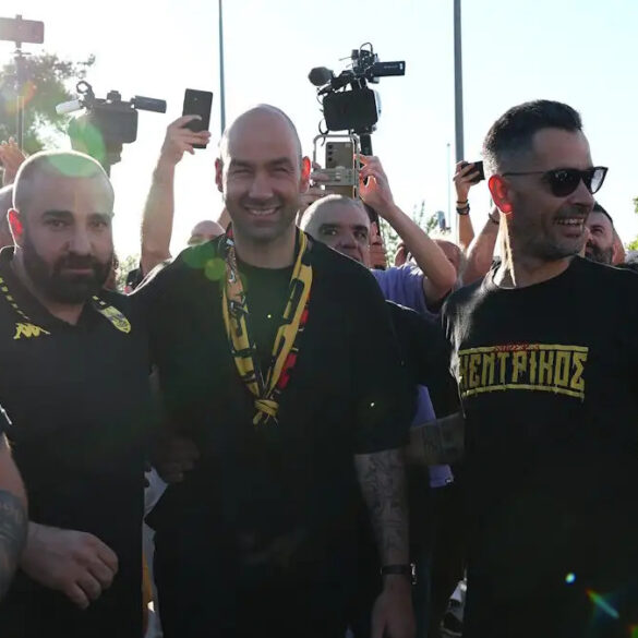 Χιλιάδες φίλοι του Άρη υποδέχθηκαν τον Σπανούλη στο αεροδρόμιο “Μακεδονία”