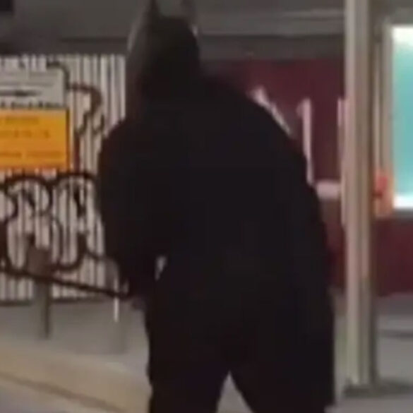 Θεσσαλονίκη: Απέκτησε Batman; Μυστηριώδης άντρας «οργώνει» τους δρόμους με… rollers (BINTEO)