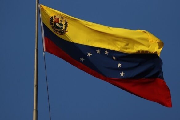 Η Βενεζουέλα καταγγέλλει πως οι ΗΠΑ ετοιμάζουν «επίθεση» – Ο Ντ. Τραμπ επιβεβαίωσε ότι μίλησε τηλεφωνικά με τον Ν. Μαδούρο