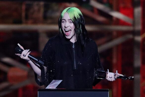 Billie Eilish: Διέκοψε συναυλία για να βοηθήσει θαυμάστρια που δεν μπορούσε να πάρει ανάσα