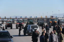 Οι αγρότες έκλεισαν την Εθνική στα Μάλγαρα, αυτοκίνητο έπεσε πάνω σε τρακτέρ – Μπλόκα σε Νίκαια Λάρισας, Καρδίτσα και Κομοτηνή