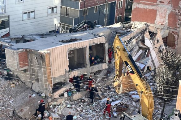Τουρκία: Ένα 18χρονο κορίτσι ανασύρθηκε ζωντανό από τα συντρίμμια του κτιρίου που κατέρρευσε