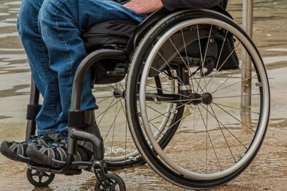 Μαθητές του 56ου Δημοτικού Σχολείου Πάτρας μελετούν την προσβασιμότητα των ατόμων με αναπηρία στην πόλη.