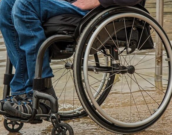 Μαθητές του 56ου Δημοτικού Σχολείου Πάτρας μελετούν την προσβασιμότητα των ατόμων με αναπηρία στην πόλη.