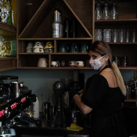 Νέα μέτρα Αττική : Τι αλλάζει σε καφετέριες, μπαρ και εστιατόρια