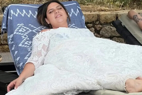 Η Δανάη Μπάρκα πήγε στη θάλασσα… με το νυφικό