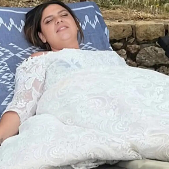 Η Δανάη Μπάρκα πήγε στη θάλασσα… με το νυφικό