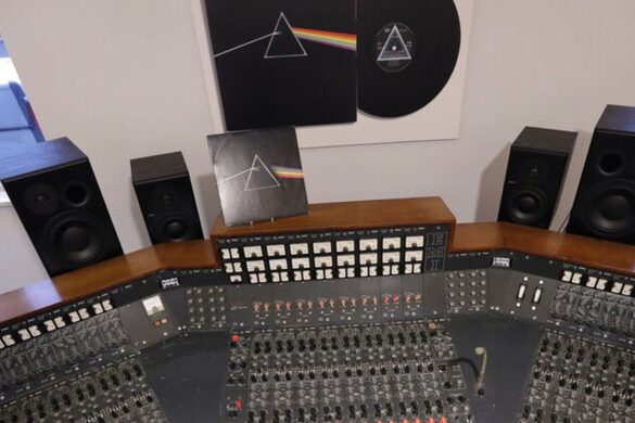 Το «Dark Side of the Moon» κλείνει 50 χρόνια ζωής – Ένα πικάπ «ωδή» στο εμβληματικό άλμπουμ