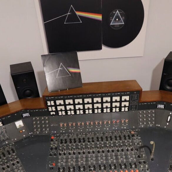 Το «Dark Side of the Moon» κλείνει 50 χρόνια ζωής – Ένα πικάπ «ωδή» στο εμβληματικό άλμπουμ