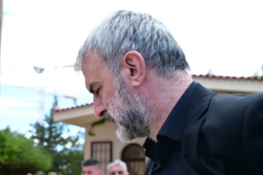 Πλήθος κόσμου στο Ελληνικό για το «τελευταίο αντίο» στη Γωγώ Μαστροκώστα