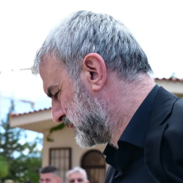 Ο σπαρακτικός επικήδειος του Δέλλα: “Αν ήξερα τι με περίμενε, να ήσουνα σίγουρη ότι πάλι… πάλι, πάλι σε εσένα θα ’ρχόμουνα”