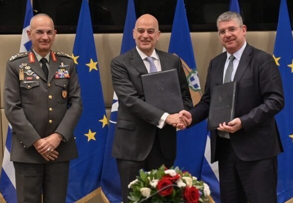 Ο Νίκος Δένδιας υπέγραψε για την αναβάθμιση 40 ενεργοβόρων στρατοπέδων