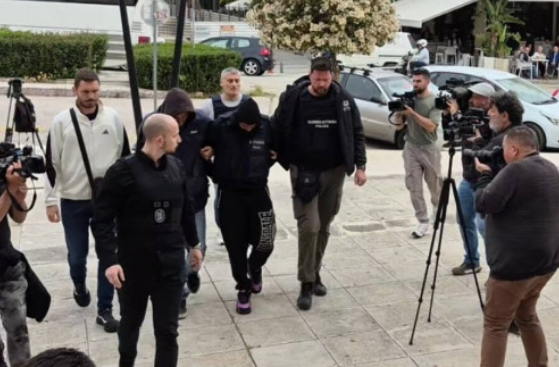 Με σκυμμένο το κεφάλι οι τρεις συλληφθέντες στα δικαστήρια Κεφαλονιάς