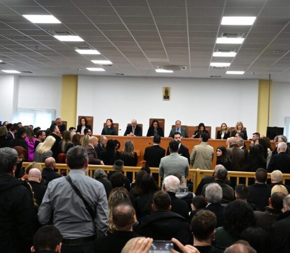 Δίκη για τα Τέμπη: Η εισαγγελέας πρότεινε να γίνουν δεκτές οι παραστάσεις των Δικηγορικών Συλλόγων