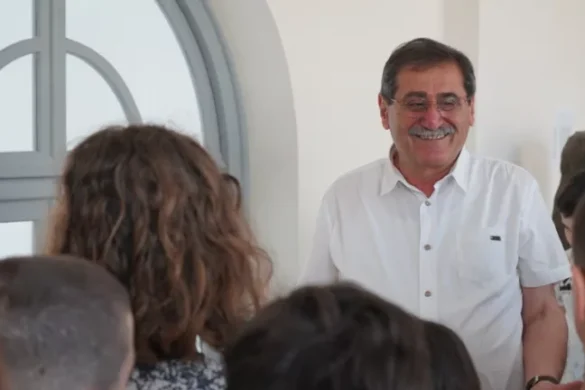 Ο Κ. Πελετίδης σε ρόλο ξεναγού στο νέο Δημαρχείο