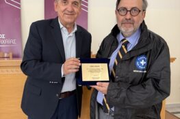 O Δήμος Δυτικής Αχαΐας παρέδωσε πυροσβεστικές στολές και εξοπλισμό σε εθελοντές
