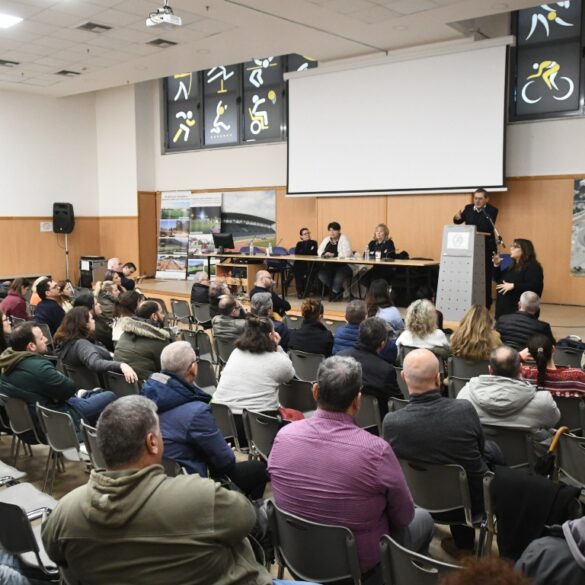 Μαζική σύσκεψη με πρωτοβουλία της Δημοτικής Αρχής και κάλεσμα αγωνιστικών δράσεων ενάντια στην κατάργηση των Σχολικών Επιτροπών
