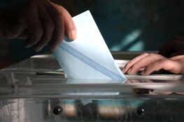 Οι έδρες που θα έπαιρναν τα κόμματα σύμφωνα με τις τωρινές δημοσκοπήσεις