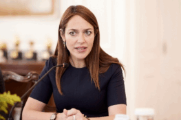 Ιστορικό πρώτο βήμα για την ευρωπαϊκή κοινωνική στέγαση – Η Δόμνα Μιχαηλίδου στις Βρυξέλλες για τον νέο σχεδιασμό της ΕΕ