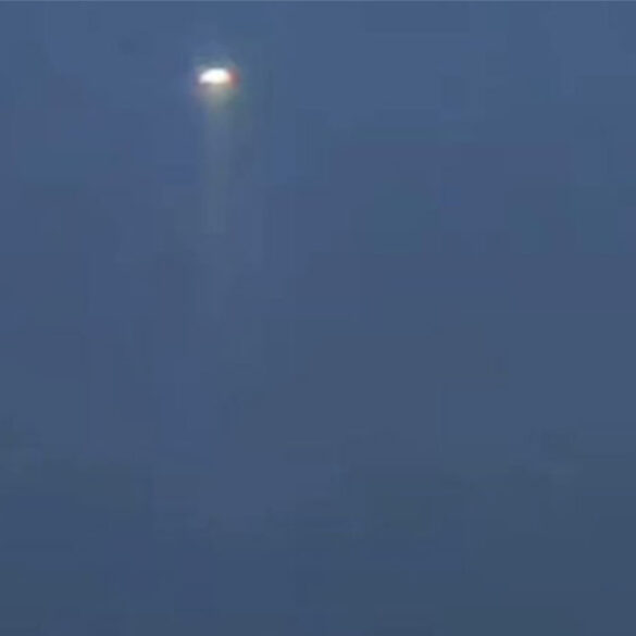 Drone στην Κίνα εμποδίζει λουόμενο να μπει στη θάλασσα (ΒΙΝΤΕΟ)