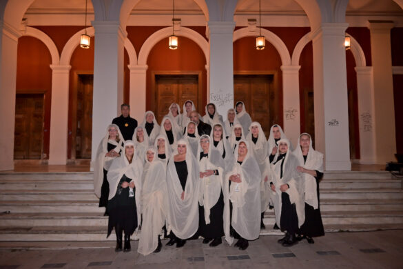 Με κατάνυξη οι ΣΦήγκΕΣ μπροστά από το “Απόλλων” – ΦΩΤΟ