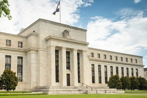Fed: Σε “περιοριστικά επίπεδα” τα επιτόκια ώστε να ελεγχθεί ο πληθωρισμός
