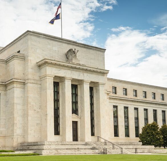 Fed: Σε “περιοριστικά επίπεδα” τα επιτόκια ώστε να ελεγχθεί ο πληθωρισμός