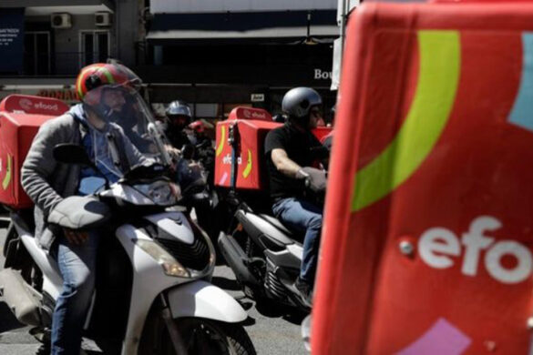 Πάτρα: Μηχανοκίνητη πορεία – «Ξεχύθηκαν» μαζικά οι ντελιβεράδες της efood
