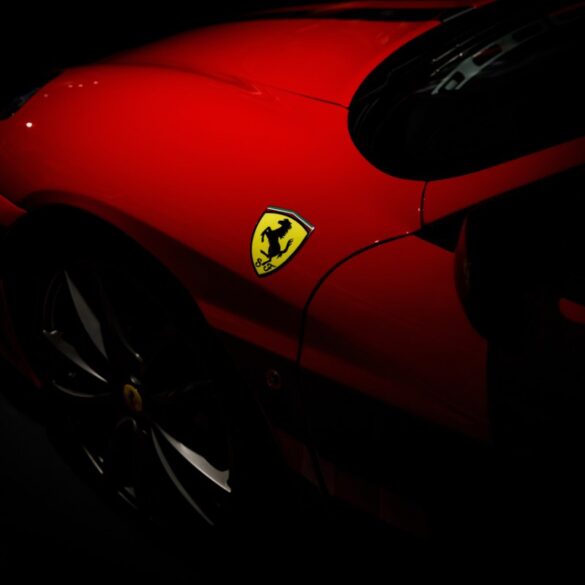 Πρέβεζα: Τέλος σε απάτη με «βιτρίνα» μια Ferrari έβαλε η εφορία – Πώς τους τσάκωσαν
