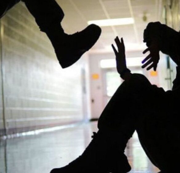 Ελευσίνα: Μαθητές επιτέθηκαν σε 11χρονο μέσα στο σχολείο – Έσπασε το χέρι του