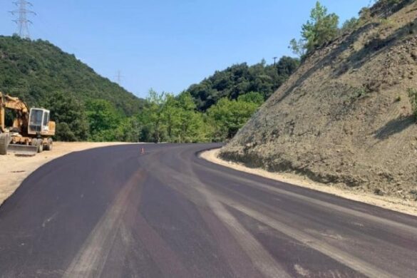 Προχωρούν οι εργασίες ασφαλτόστρωσης στην Ναυπάκτου – Θέρμου