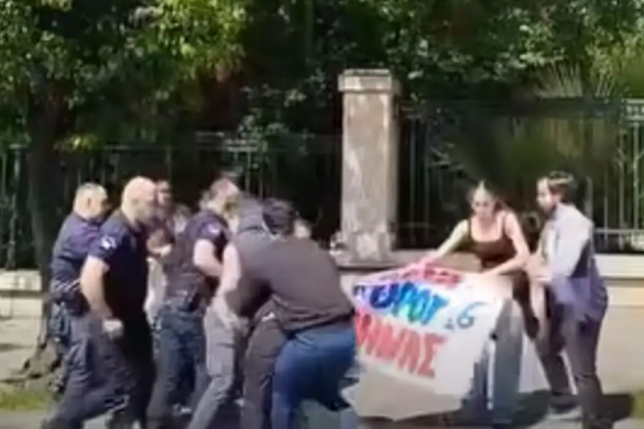 Ένταση έξω από το Μέγαρο Μαξίμου μεταξύ φοιτητών και αστυνομίας