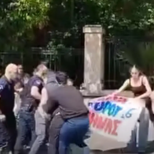 Ένταση έξω από το Μέγαρο Μαξίμου μεταξύ φοιτητών και αστυνομίας